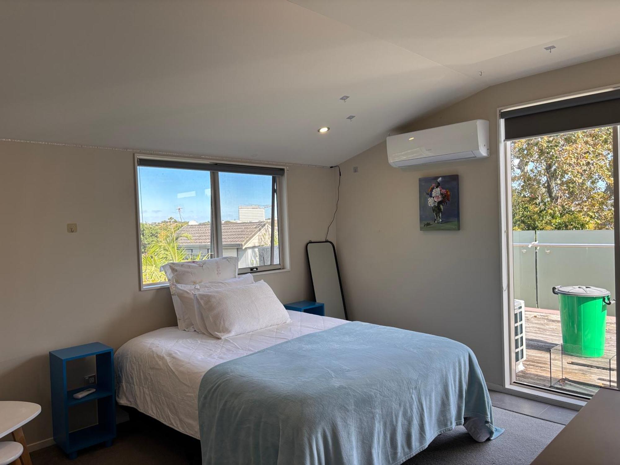 Homestay Bright With A Deck In Milford *