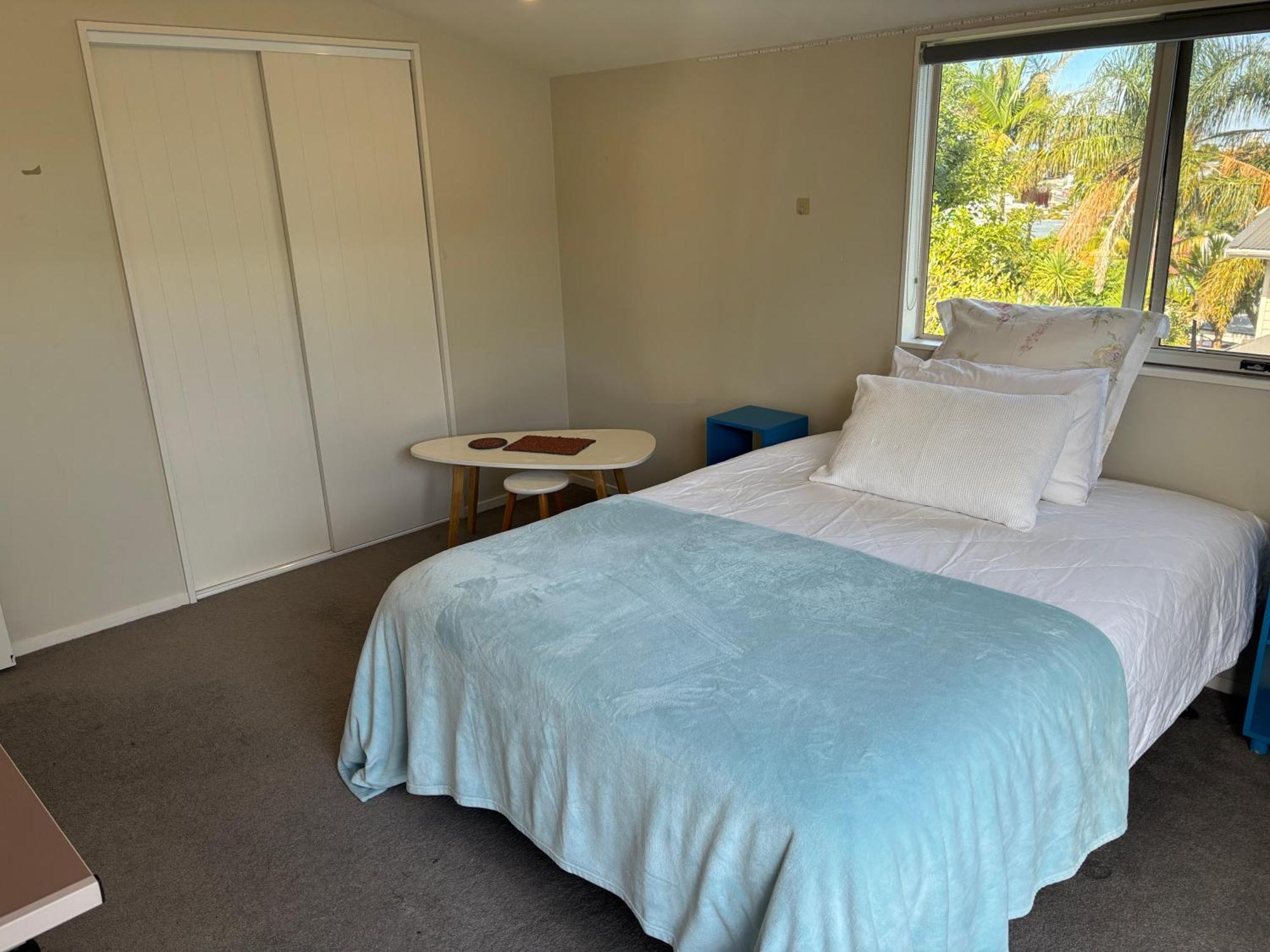 Bright With A Deck In Milford Auckland