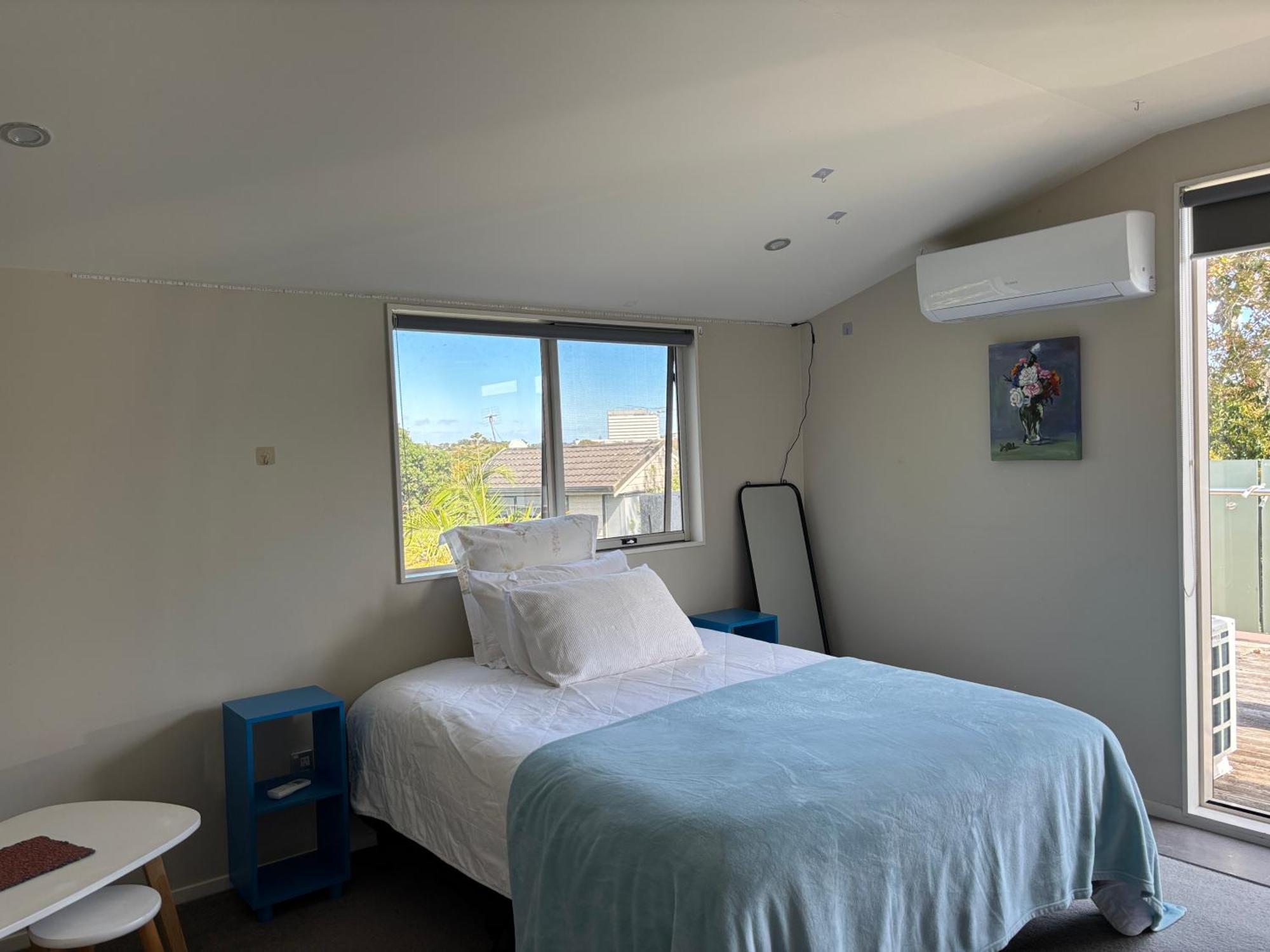 Bright With A Deck In Milford Auckland
